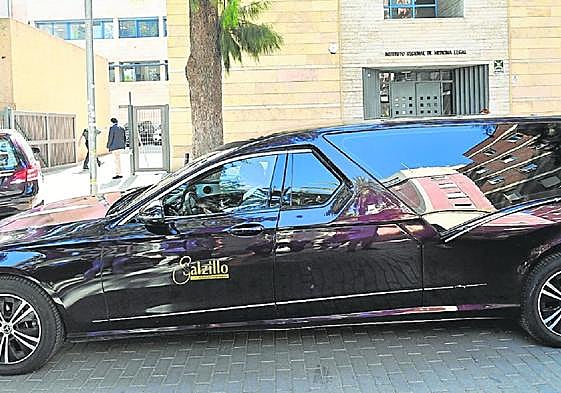 Dos de los vehículos de la Funeraria Salzillo que acudieron ayer al Instituto de Medicina Legal para recoger los restos de cinco de los fallecidos.