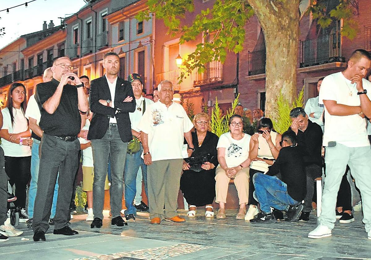 El párroco de El Salvador se dirige a los vecinos que se reunieron ayer en la plaza de San Juan de la Cruz.