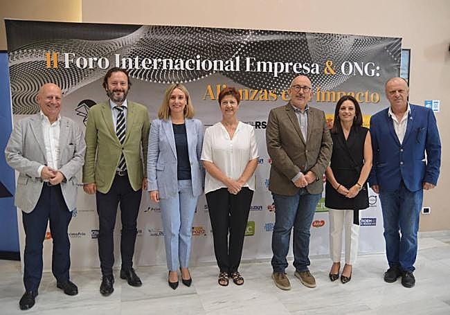 Conchita Ruiz junto a la directora de Columbares, Rosa Cano; el director de Cepaim, Juan Antonio Segura y representantes empresariales de Croem.