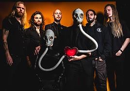 Los integrantes de Soen, junto a los personajes enmascarados que protagonizan la portada de 'Memorial'.