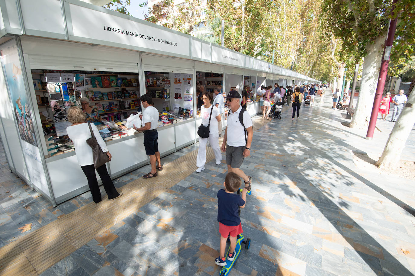 En imágenes: los lectores disfrutan del sábado en la Feria del Libro de Murcia