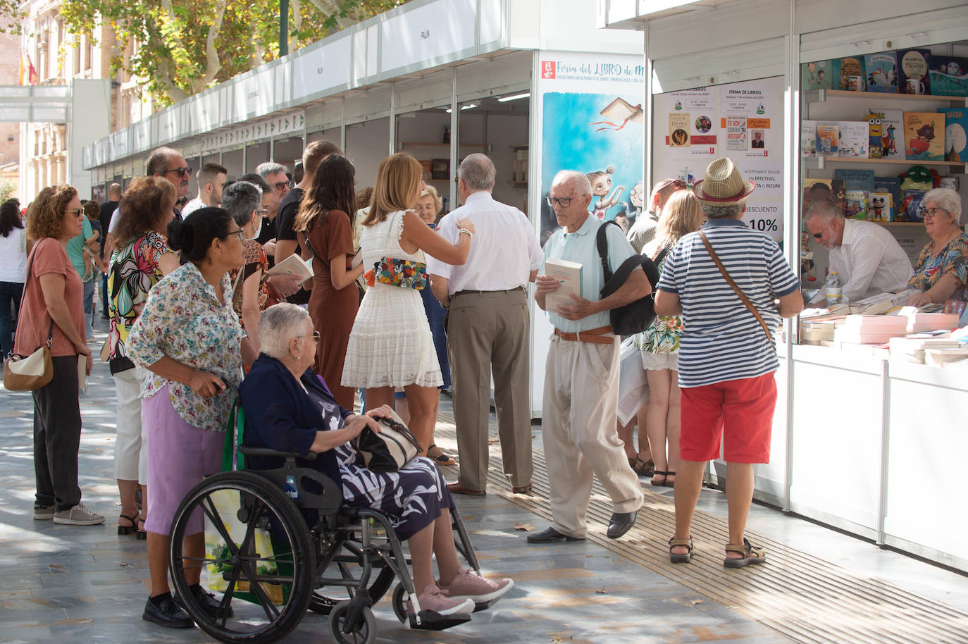 En imágenes: los lectores disfrutan del sábado en la Feria del Libro de Murcia