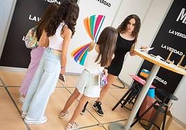 Jóvenes lectoras charlan con la autora de literatura juvenil Clodett en la Feria del Libro de Murcia este sábado.