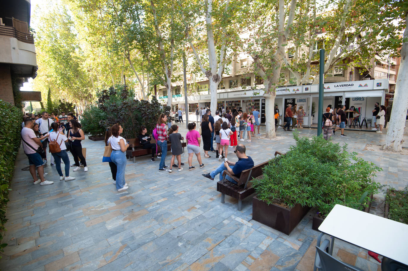 En imágenes: los lectores disfrutan del sábado en la Feria del Libro de Murcia
