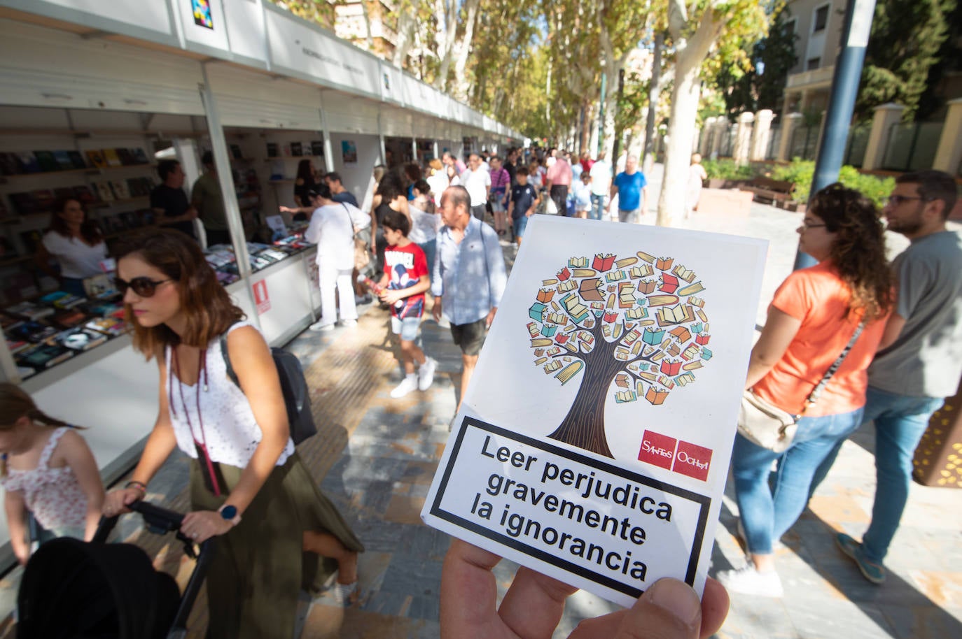En imágenes: los lectores disfrutan del sábado en la Feria del Libro de Murcia