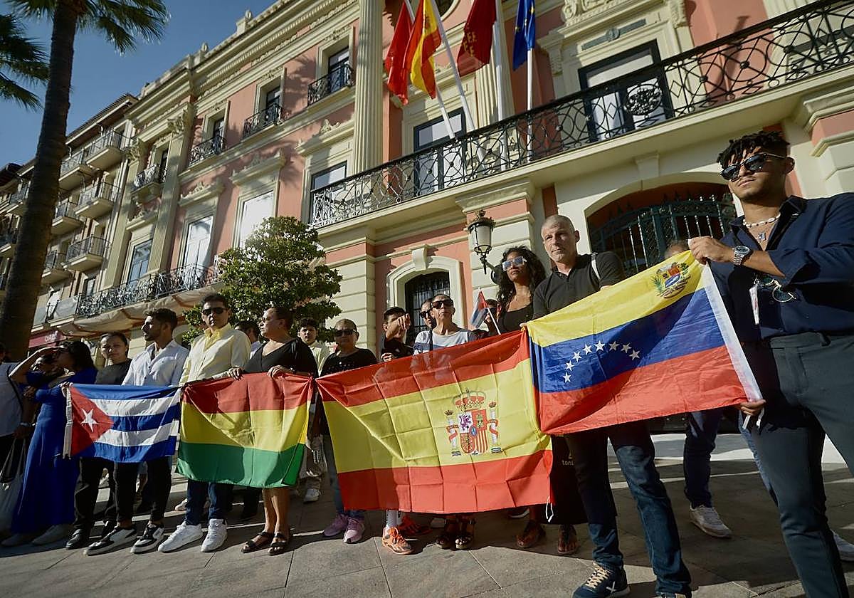 Más muestras de solidaridad y condolencias, este sábado frente al Ayuntamiento de Murcia.