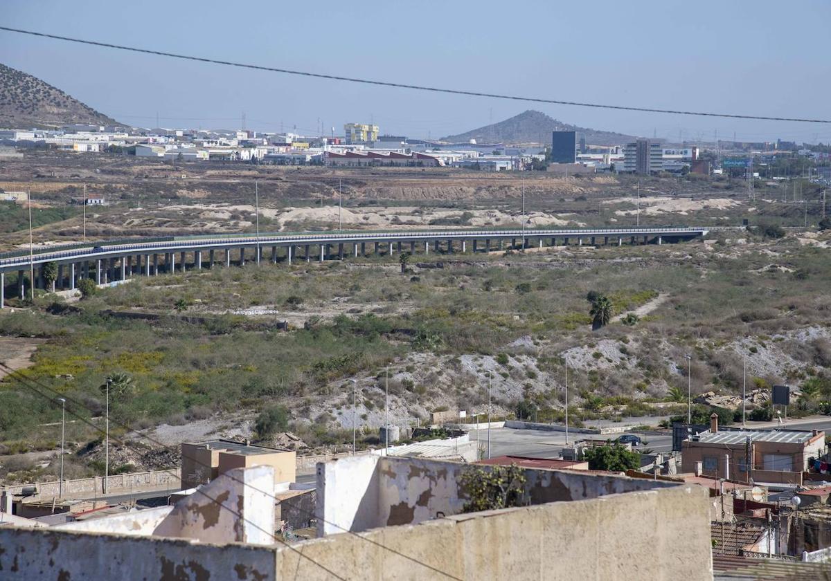 Los terrenos de El Hondón contaminados están situados en la entrada a Cartagena por la autovía de Murcia, a escasos metros del solar de Zinsa.