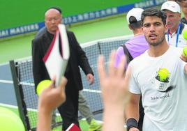 Carlos Alcaraz, durante su entrenamiento de ayer en Shanghái.