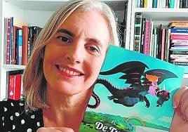 Irene Genovés con su nuevo libro.