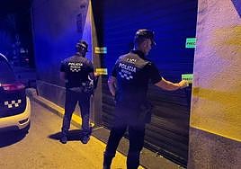 Agentes de la Policía Local de Murcia precintan un local este viernes en la localidad.