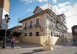 Andamios en la fachada de la Casa Rubio, que acogerá un museo.