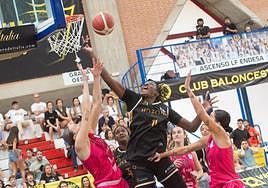 La senegalesa del Jairis Diarra entra a canasta acosada por dos jugadores del Araski.