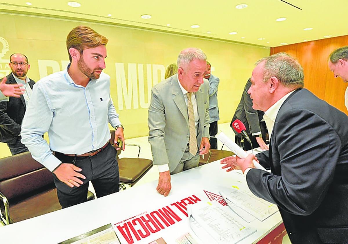 Moreno habla con Miró, exconsejero, el pasado abril.