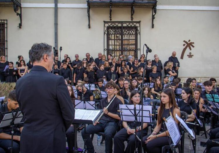 El coro y la banda del Conservatorio oriolano interpretaron los himnos nacional y regional.