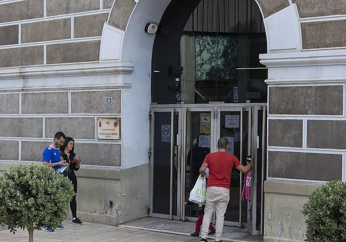 Varios usuarios entran al centro de Salud Mental de la calle Real.