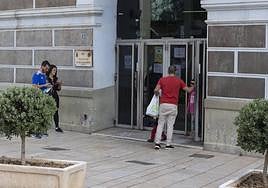 Varios usuarios entran al centro de Salud Mental de la calle Real.