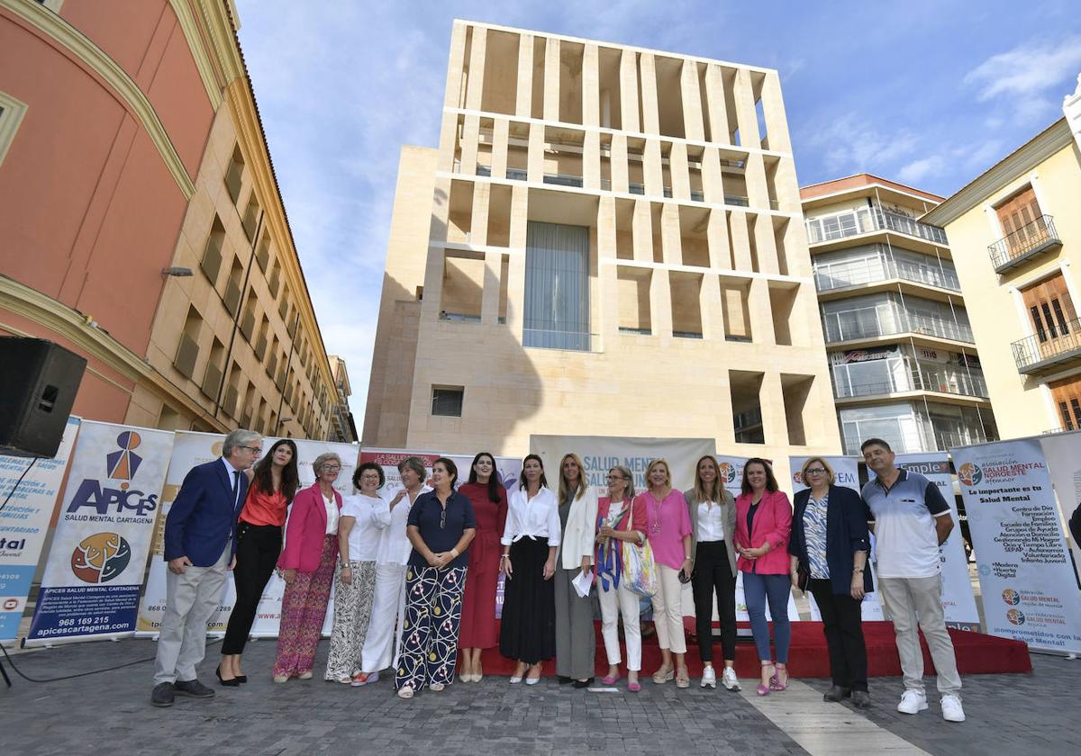 Representantes del Ayuntamiento de Murcia y de la Asamblea, este lunes con miembros de la Federación Salud Mental y otros cargos.