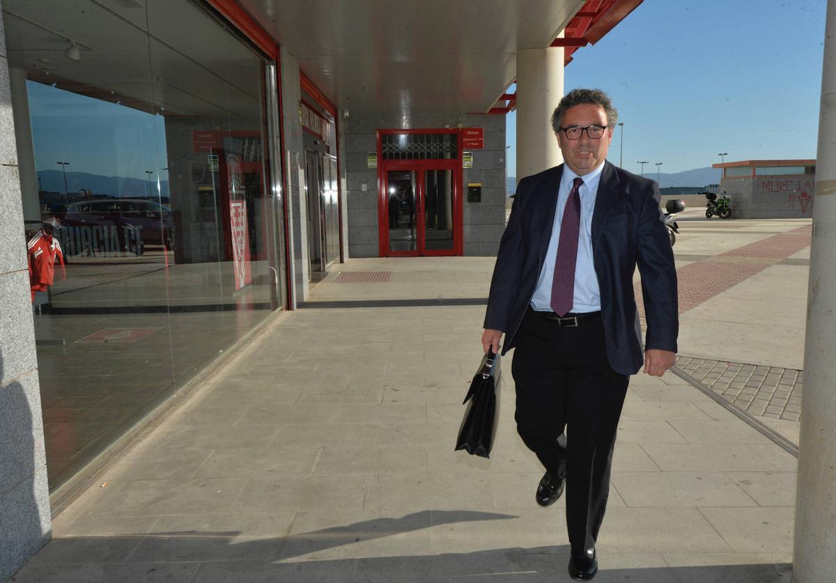 Julian Luna, en una imagen de archivo, llegando al estadio Enrique Roca.