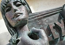 Detalle de la fachada del Palacio de Justicia de Murcia.