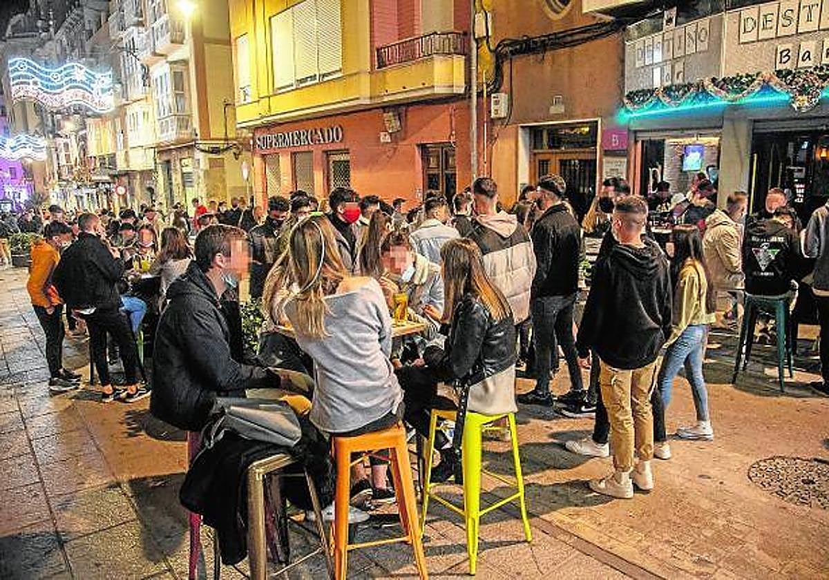 Imagen de archivo de clientes de los bares de la calle Cañón.