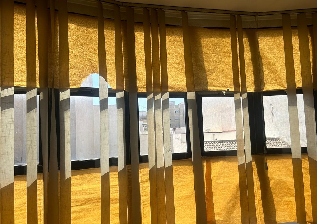 Imagen secundaria 1 - Restos de uralita y caída de cascotes: Así está una casa de la tercera edad en Torrevieja
