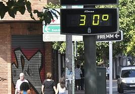 Un termómetro marca 30 grados ayer en el centro de Murcia.