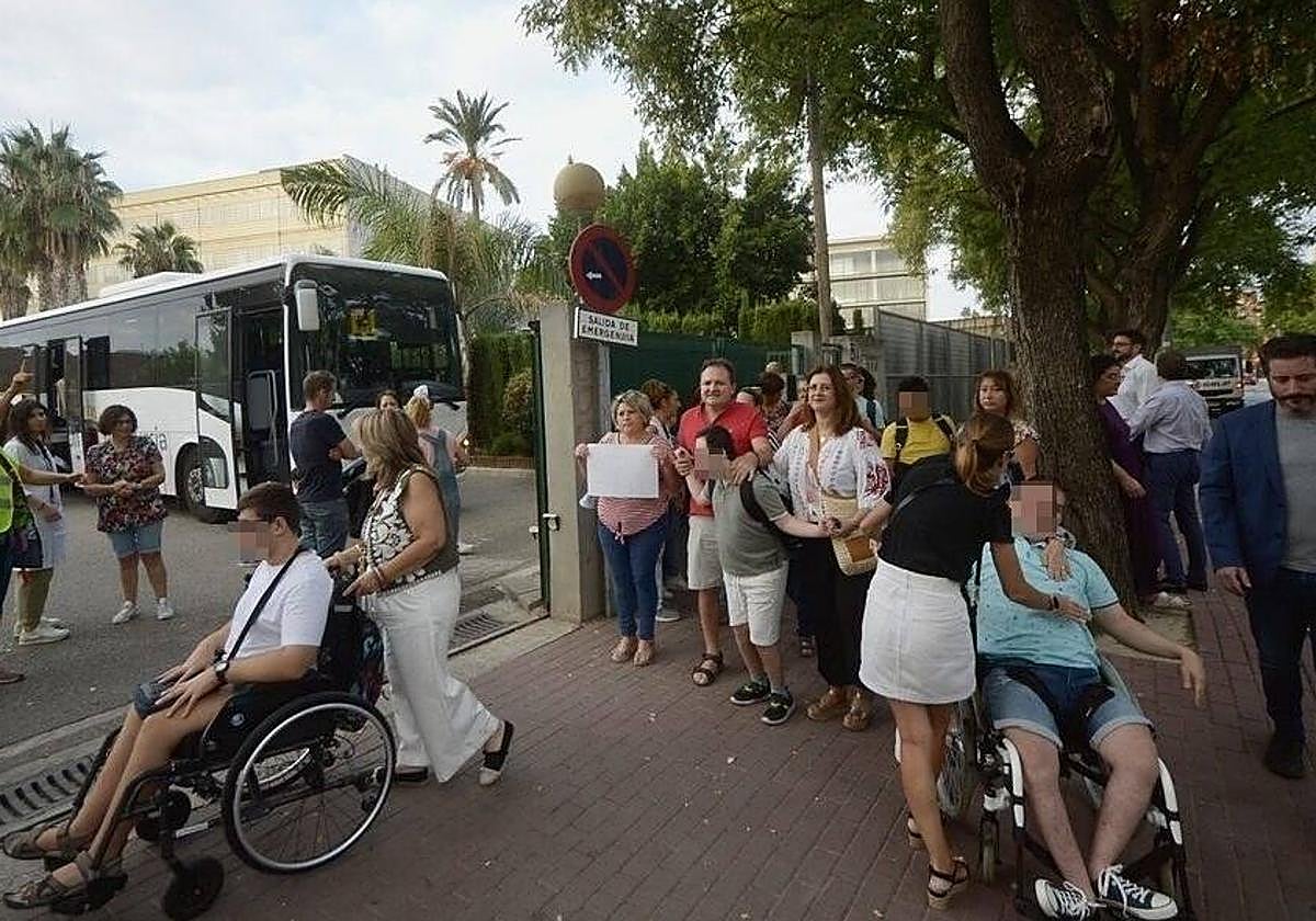 Alumnos del colegio de educación especial Santísimo Cristo de la Misericordia con sus padres durante la protesta a las puertas del centro.