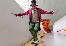 Daniel Diges caracterizado como Willy Wonka en el Auditorio El Batel de Cartagena.
