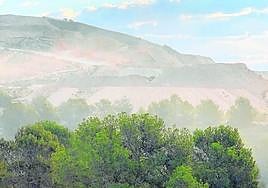 Nube de polvo en la cantera Santa Rita VI, situada en el paraje de Balonga (Abanilla). La fotografía fue tomada el pasado verano.