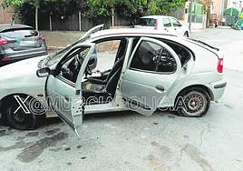 El automóvil, con las ruedas pinchadas, del detenido.