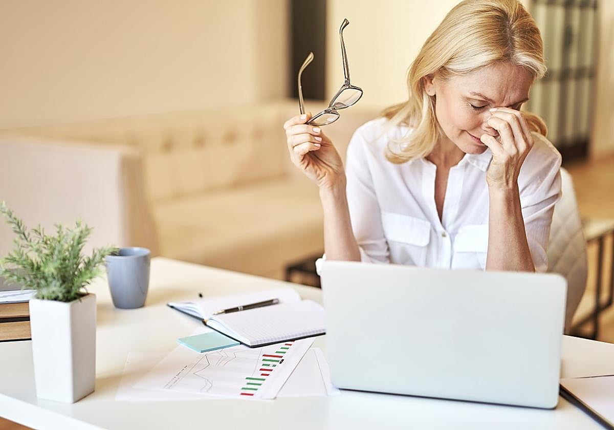 Especialistas de Quirónsalud Murcia recomiendan una iluminación y humedad ambiental óptimas para cuidar nuestros ojos en el trabajo