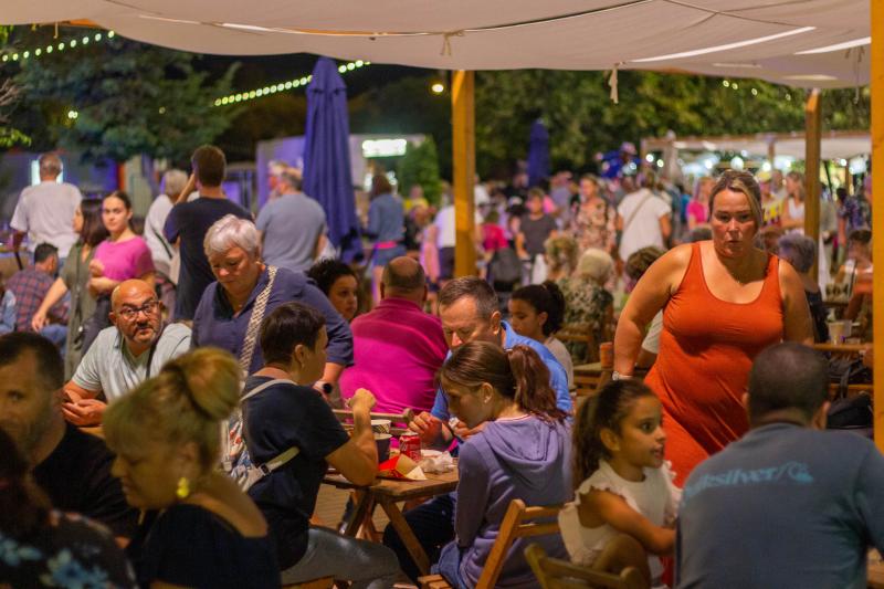 El &#039;Food Street Market&#039; de Torrevieja abre sus puertas en el parque de las Naciones