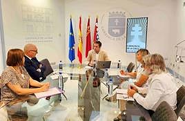 Los hoteleros durante la reunión con el concejal de Turismo.