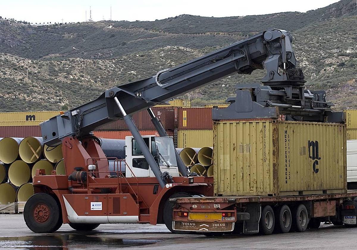 Trasladan un contenedor marítimo para exportar mercancía.