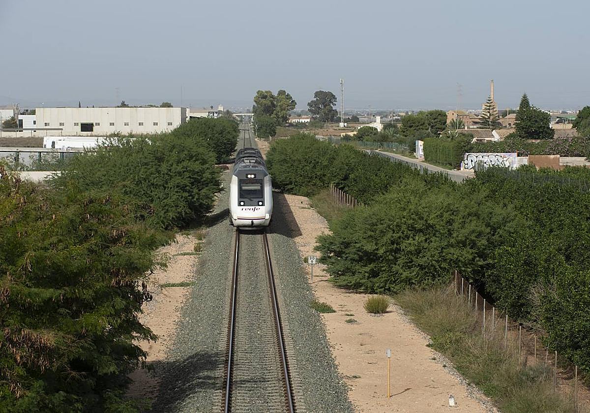 Un tren de Renfe con salida de Cartagena pasa a la altura de La Palma, en una imagen de archivo.