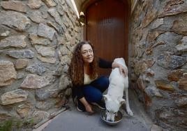 María Jesús Cascales da de comer a su perro en su casa ubicada en La Matanza, en Fortuna.