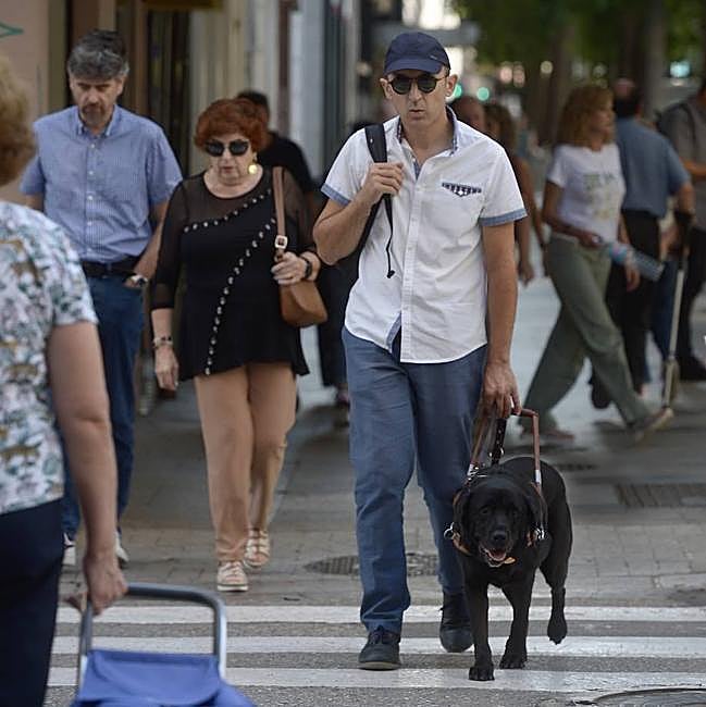 Miguel Ángel, con su perra 'Molly', en la Gran Vía de Murcia.