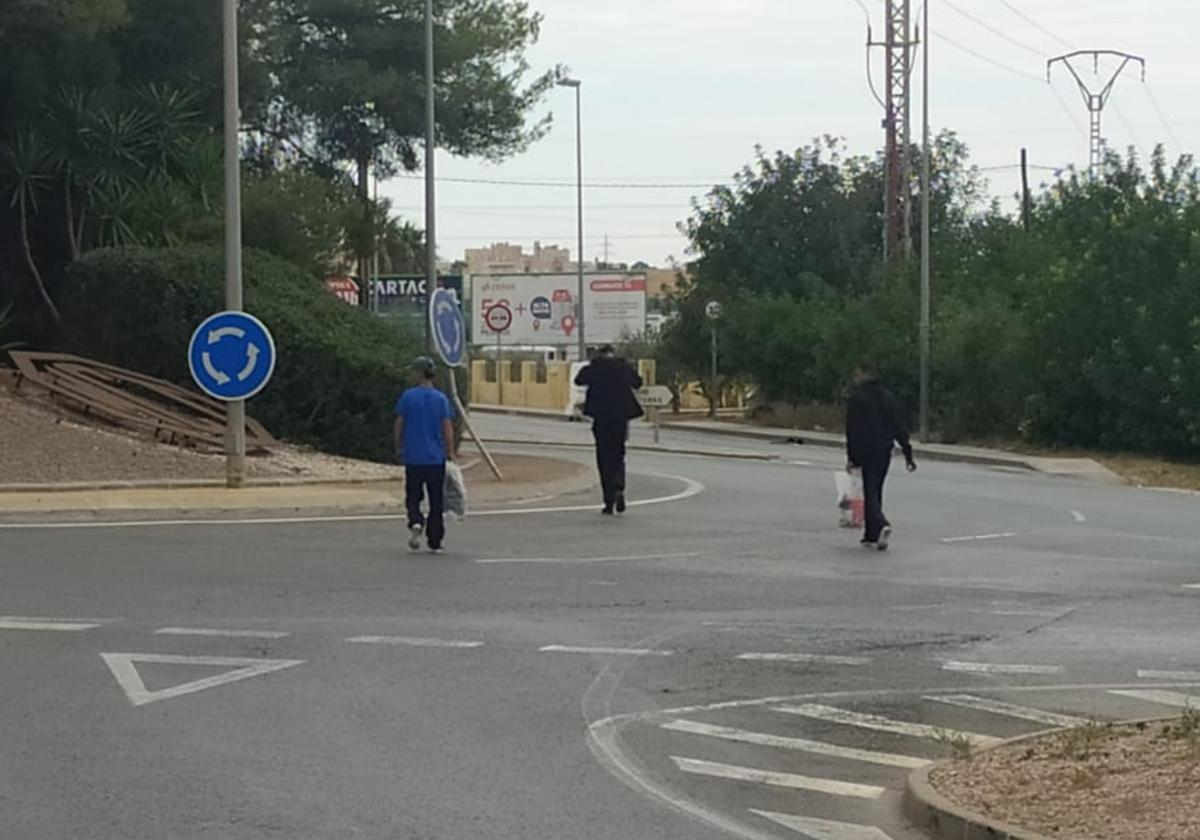 Inmigrantes abandonados en las calles de Cartagena este sábado.