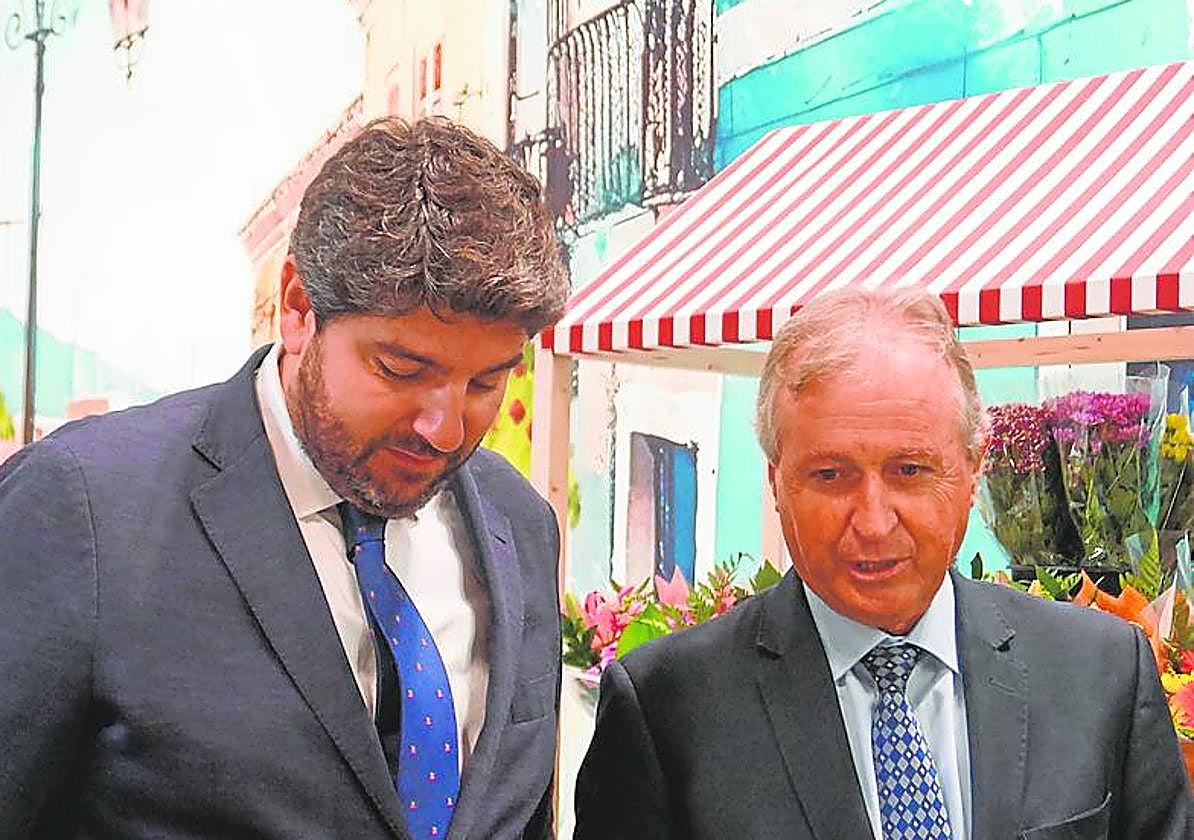 El presidente del Gobierno regional, Fernando López Miras, charla con el presidente de Alimer, Julián Díaz, en Fruit Attraction.