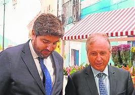El presidente del Gobierno regional, Fernando López Miras, charla con el presidente de Alimer, Julián Díaz, en Fruit Attraction.