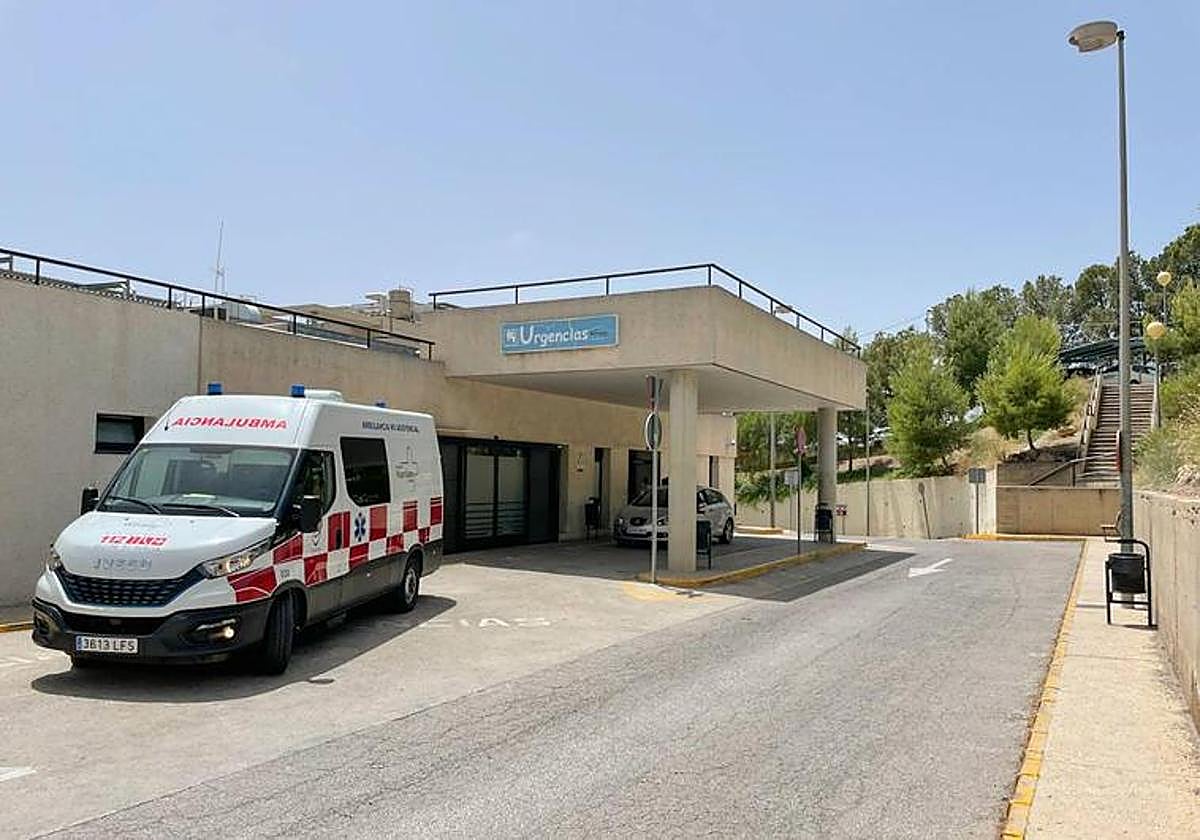 Puerta de Urgencias del hospital Rafael Méndez de Lorca, donde ingresaron los menores agredidos.