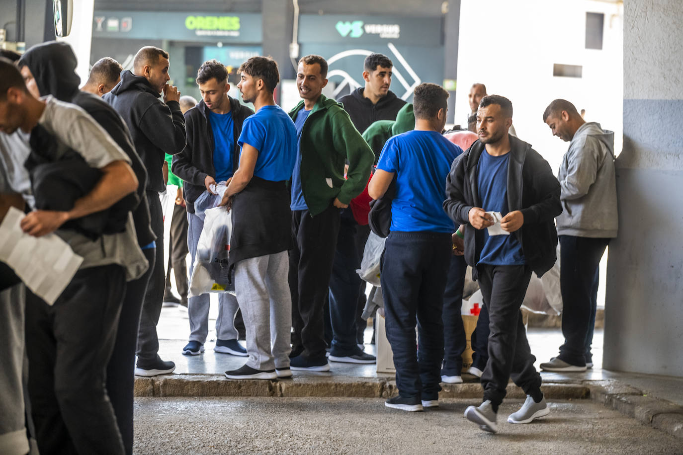 La Policía Nacional traslada decenas de inmigrantes argelinos desde Cartagena a las calles de Murcia
