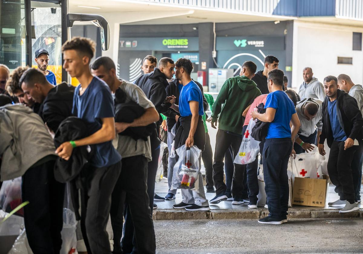 Un grupo de inmigrantes a su llegada a la estación de autobuses de Murcia este domingo.