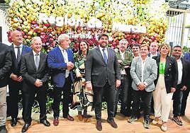 Delegación institucional presidida por Fernando López Miras, en el stand de la Región de Murcia, con un espectacular jardín vertical de frutas y verduras.