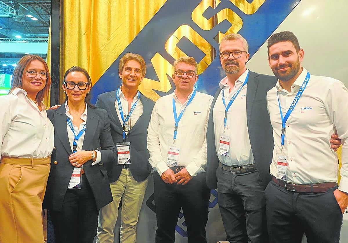 Equipo de El Mosca en su estand durante al feria.