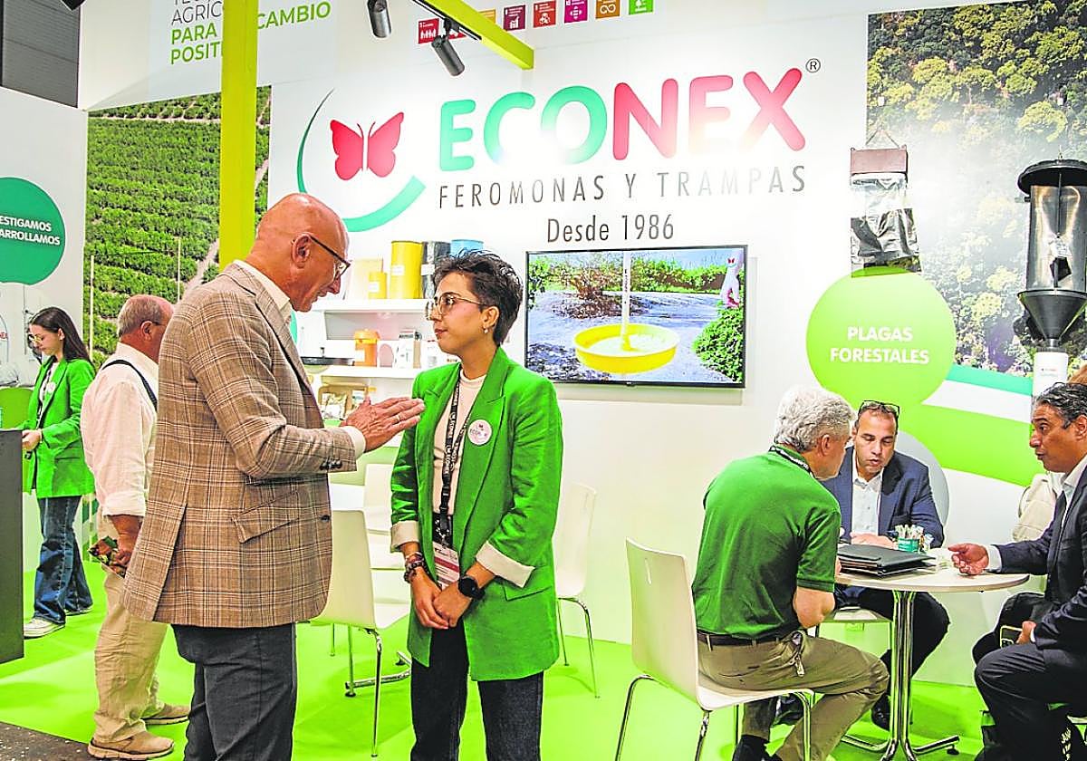 Profesionales de Econex en el stand de la compañía en Fruit Attraction.