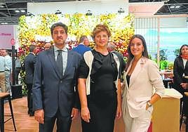 Juan de Vicente, Marian de Vicente y Queta Díaz en la feria.