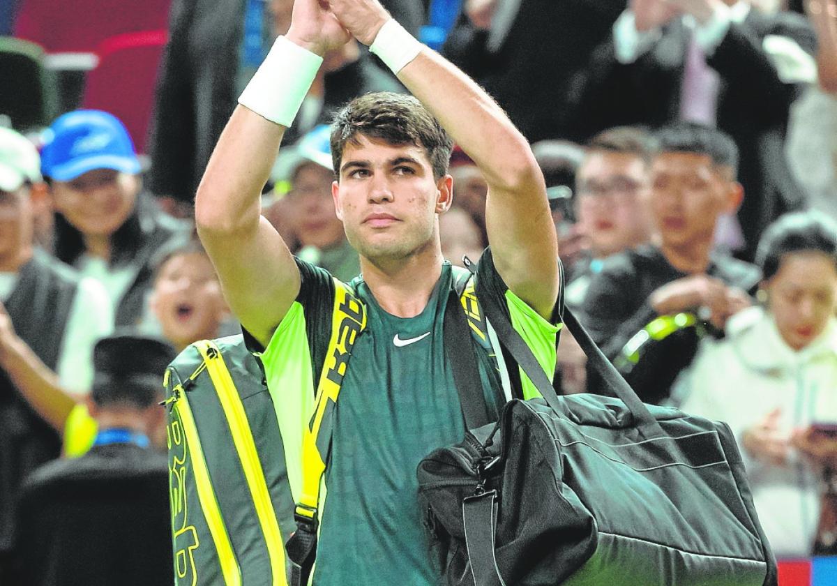 Carlos Alcaraz agradece al público de Shanghái el apoyo que le brindó en el partido que perdió ante Dimitrov en los octavos de final, el pasado día 11.