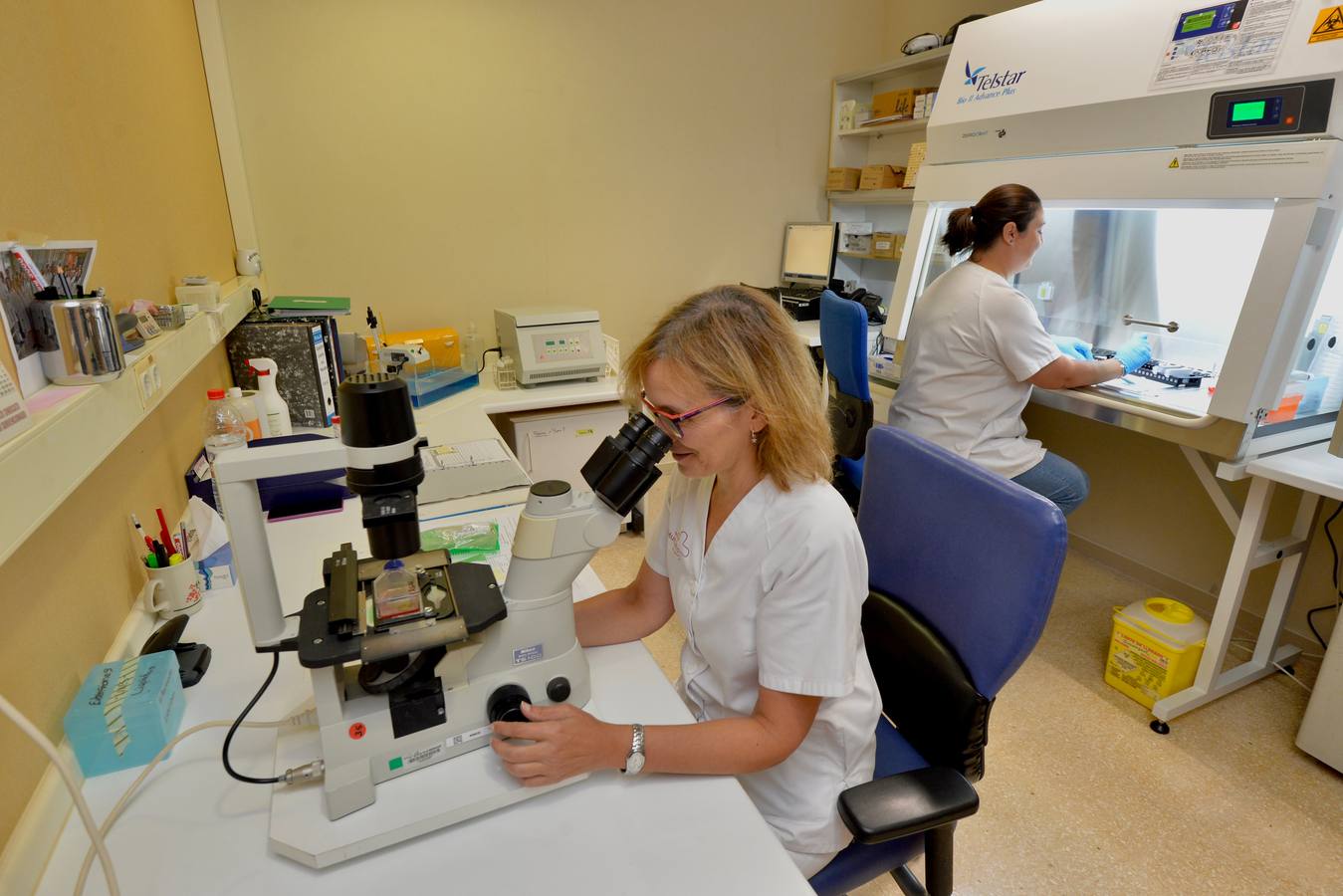 Dos profesionales en el Centro de Bioquímica y Genética Clínica.