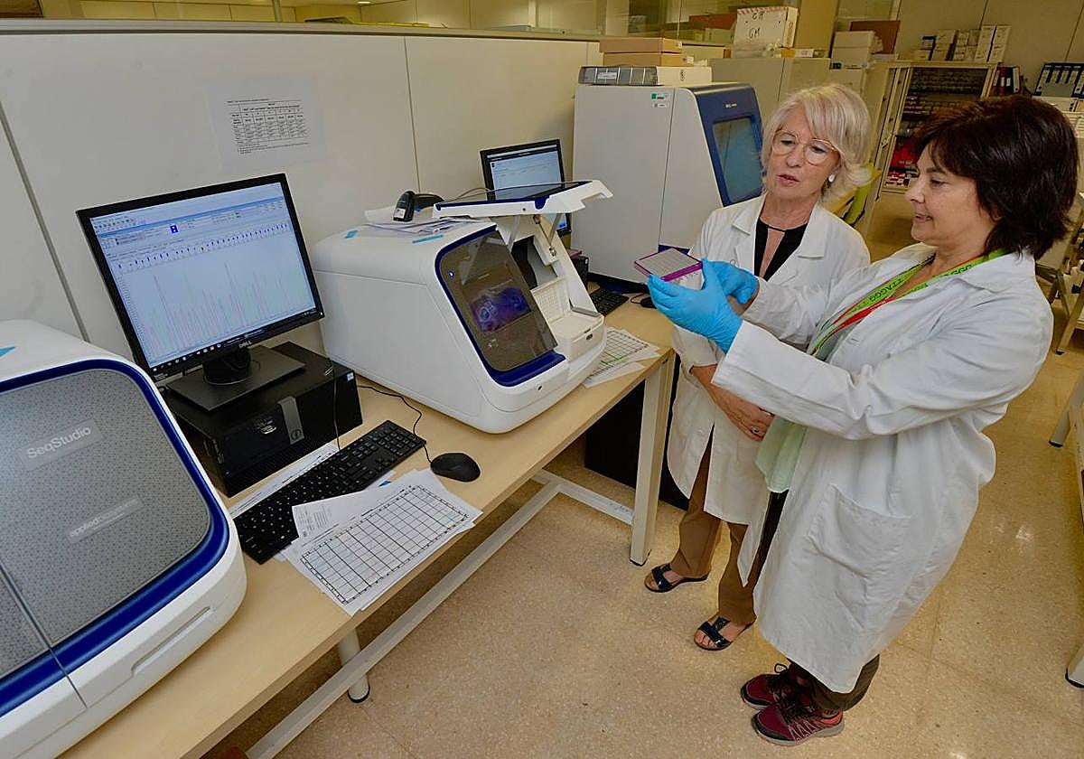 Isabel López (izquierda) y María Luisa Cayuela, ayer en el Centro de Bioquímica y Genética Clínica.